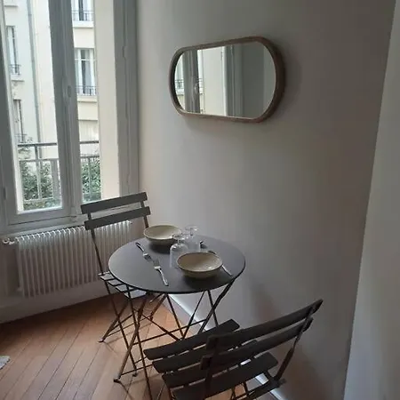 Au Pied Du Trocadero * Parigi